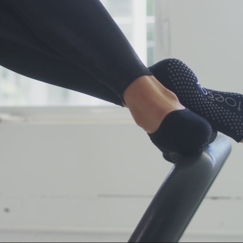 Toesox HT Low Rise Yoga Grip Socks, Oatmeal, M – Toprank Sport™